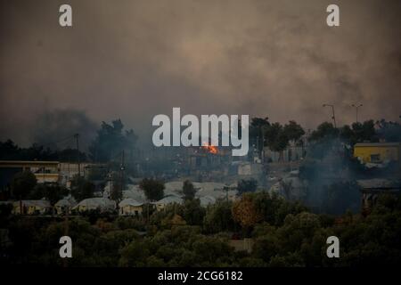 Lesvos, Grèce. 09e septembre 2020. La fumée s'élève des abris lors d'un grand incendie au camp de réfugiés et de migrants de Moria, sur l'île de Lesvos, dans le nord-est de la mer Égée, en Grèce, le 9 septembre 2020. Un incendie important a éclaté dans le plus grand camp de réfugiés et de migrants de Grèce Moria dans les premières heures de mercredi, a rapporté l'agence de presse nationale grecque AMNA. Le feu s'est propagé dans tout le centre de réception. Les autorités ont annoncé que 35 000 réfugiés avaient été testés positifs pour le nouveau coronavirus et certains d'entre eux ont refusé de se mettre en quarantaine avec leur famille, selon le rapport. Crédit : Xinhua/Ala Banque D'Images