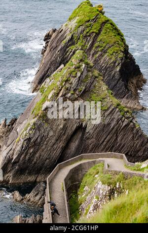 Surplombant les falaises rocheuses de la baie de Dunquin sur la péninsule de Dingle, Comté de Kerry en République d'Irlande. Banque D'Images