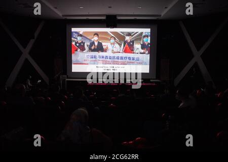 (200909) -- KUALA LUMPUR, le 9 septembre 2020 (Xinhua) -- les invités regardent un clip vidéo lors de la cérémonie de lancement du concours « EYE » de court-métrage et de vidéo musicale à Kuala Lumpur, Malaisie, le 9 septembre 2020. Les cinéastes malaisiens seront en mesure de présenter l'histoire de la lutte du pays contre l'épidémie de COVID-19 au public chinois par le biais d'un concours de films en collaboration lancé mercredi. Le concours, « EYE » Short film & Music Video Competition, vise à découvrir les moments inspirants de l'épidémie, y compris l'assistance mutuelle et le soutien entre la Chine et la Malaisie dans la lutte contre le Banque D'Images