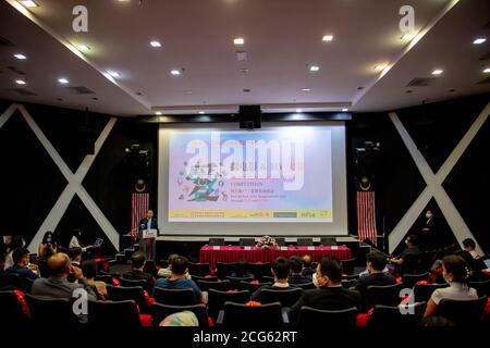 (200909) -- KUALA LUMPUR, le 9 septembre 2020 (Xinhua) -- les invités assistent à la cérémonie de lancement du concours « EYE » de court-métrage et de musique vidéo à Kuala Lumpur, Malaisie, le 9 septembre 2020. Les cinéastes malaisiens seront en mesure de présenter l'histoire de la lutte du pays contre l'épidémie de COVID-19 au public chinois par le biais d'un concours de films en collaboration lancé mercredi. Le concours, « EYE » Short film & Music Video Competition, vise à découvrir les moments inspirants de l'épidémie, y compris l'assistance mutuelle et le soutien entre la Chine et la Malaisie pour lutter ensemble contre la pandémie, Banque D'Images