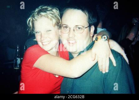 Non daté Collect photo de Gary Sutton (L), 24 de Bath, qui est censé être mort dans le Backpackers Fire à Childers, Australie. Gary, photographié avec son ami Irene, qui avait fait un voyage d'un an, devait rentrer chez lui en août. Banque D'Images