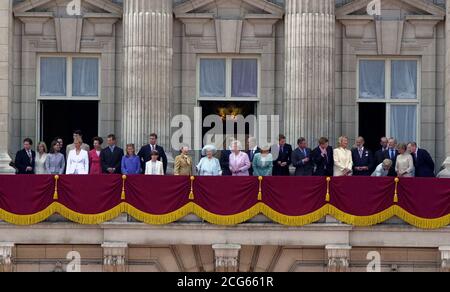 Des membres de la famille royale se joignent à la Reine mère avec ses filles la Reine et la princesse Margaret (C) sur le balcon de Buckingham Palace, à Londres, pour célébrer son anniversaire de 100 ans. * (G-D) le vicomte Linley, son épouse, Serena, Lady Sarah Chatto, son mari, Daniel, Zara Phillips, Tim Laurence, princesse Royal, Peter Phillips, princesse Beatrice, le duc d'York, la princesse Eugénie, la princesse Maragaret, la reine mère, la reine Elizabeth ll, le comte de Wessex (partiellement caché), le duc de Wessex, la comtesse d'Édimbourg, la comtesse Prince William, Prince Charles, Prince Harry, princesse Michael de Kent, Prince Banque D'Images