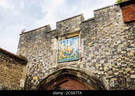 Dieu et mon droit sur les armoiries royales du Royaume-Uni au-dessus de l'entrée de la porte du Prieuré à la Cathédrale de Ferm, Winchester, Hants, sud de l'Angleterre Banque D'Images