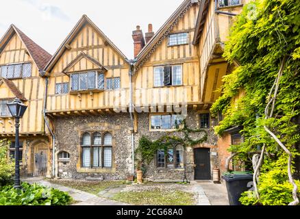 Cheyney court sur le côté est de la porte de Prior : maisons historiques à colombages à l'entrée de la cathédrale à proximité de Winchester, Hampshire, sud de l'Angleterre Banque D'Images