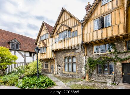 Cheyney court sur le côté est de la porte de Prior : maisons historiques à colombages à l'entrée de la cathédrale à proximité de Winchester, Hampshire, sud de l'Angleterre Banque D'Images