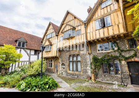 Cheyney court sur le côté est de la porte de Prior : maisons historiques à colombages à l'entrée de la cathédrale à proximité de Winchester, Hampshire, sud de l'Angleterre Banque D'Images