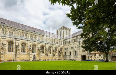 Contreforts volants et pierres sur le côté sud de l'extérieur de la cathédrale de Winchester, dans le Hampshire, au sud de l'Angleterre Banque D'Images