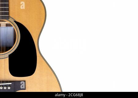 Guitare acoustique noir pickguard sur fond blanc avec copie espace Banque D'Images