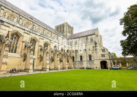 Contreforts volants et pierres sur le côté sud de l'extérieur de la cathédrale de Winchester, dans le Hampshire, au sud de l'Angleterre Banque D'Images