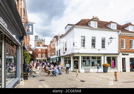 En plein air, vous pourrez dîner et boire un verre sur la place, dans le centre-ville historique piétonnier de Winchester, Hants, dans le sud de l'Angleterre Banque D'Images