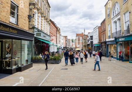 Scène de rue avec des amateurs de shopping dans la zone commerçante piétonne de High Street, au-dessus de Buttercross, Winchester, Hampshire, sud de l'Angleterre Banque D'Images