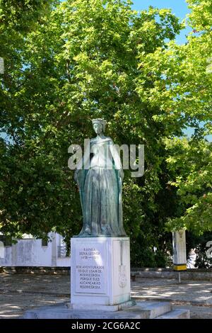 Statue de Rainha Dona Leonor en face de l'ancien couvent de Beja, Alentejo, Portugal Banque D'Images