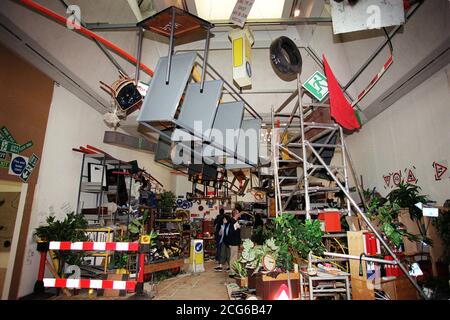 Une nouvelle installation spécifique au site intitulée « apprendre à conduire » par le prix Turner 2000 artiste sélectionné Tomoko Takahashi à Tate Britain. L'exposition du prix, parrainée par Channel 4, ouvre à la galerie le 25/10/00 et présentera des œuvres de quatre artistes sélectionnés. * Glenn Brown, Michael Raedecker, Tomoko Takahashi et Wolfgang Tillmans. Le gagnant du prix 20,000 sera annoncé à la galerie le soir du 28 novembre lors d'une émission en direct sur Channel 4. Banque D'Images