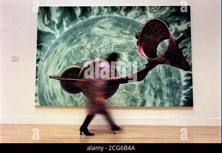 Andrea Davies, du département Tate Communications de Londres, passe devant le Turner Prize 2000, l'artiste sélectionné Glenn Brown's Oil on Canvas intitulé The Loves of Shepherds at Tate Britain, Londres. *... L'exposition du prix, sponsorisée par Channel 4, s'ouvre à la galerie demain et présentera les travaux des quatre artistes sélectionnés : Glenn Brown, Michael Raedecker, Tomoko Takahashi et Wolfgang Tillmans. Le gagnant du prix 20,000 sera annoncé à la galerie lors d'une émission en direct sur Channel 4. Banque D'Images