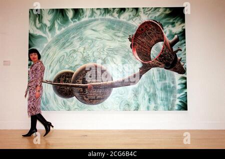 Andrea Davies, du département Tate Communications de Londres, passe devant le Turner Prize 2000, l'artiste sélectionné Glenn Brown's Oil on Canvas intitulé The Loves of Shepherds at Tate Britain, Londres. *... L'exposition du prix, sponsorisée par Channel 4, s'ouvre à la galerie demain et présentera les travaux des quatre artistes sélectionnés : Glenn Brown, Michael Raedecker, Tomoko Takahashi et Wolfgang Tillmans. Le gagnant du prix 20,000 sera annoncé à la galerie lors d'une émission en direct sur Channel 4. * 28/11/2000 Andrea Davies du département Tate Communications à London Walking Banque D'Images