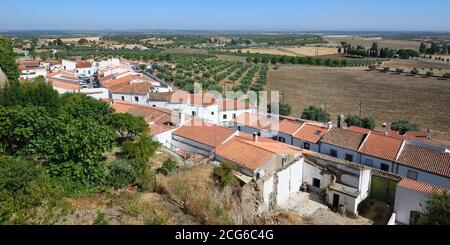 Vue sur les environs de Serpa depuis les remparts du château, Alentejo, Portugal Banque D'Images