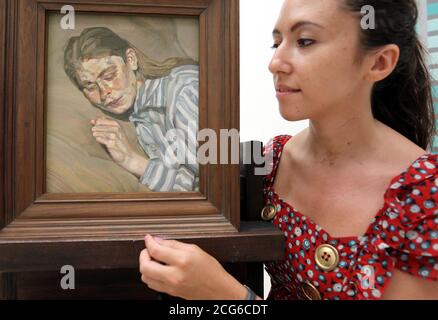 Alexandra Jacobs à Tate Britain, Londres, regardant la chemise de nuit Girl in A Striped de Lucien Freud, l'une des neuf œuvres d'art présentées au Tate par les philanthropes Mercedes et Ian Stoutzker. Banque D'Images