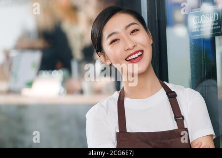 Une serveuse dans un café Banque D'Images