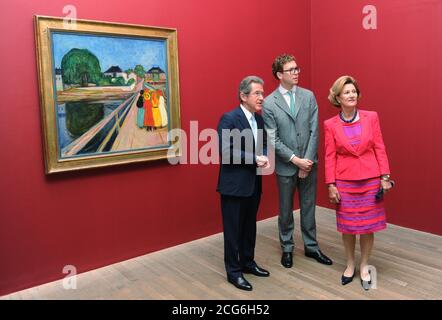 La reine Sonja de Norvège, Lord Browne, président du Tate (à gauche) et Nicholas Cullinan (au centre), font le tour de l'exposition Edvard Munch, qui s'ouvre au public le 28 juin, au Tate Modern de Londres. Banque D'Images