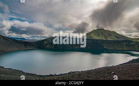 Lac volcanique dans les Higlands d'Islande Banque D'Images