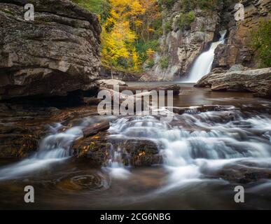 Linville Falls - Blue Ridge Parkway feuilles et cascades d'automne. Rien de mieux que des chutes d'eau et des feuilles d'automne dans mon pignon d'attaque. Banque D'Images