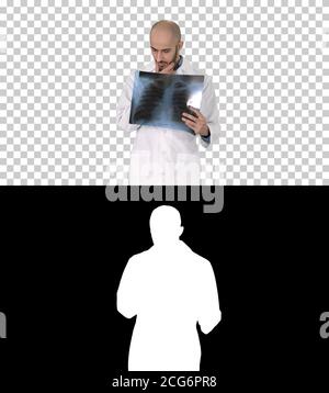 Médecin radiologue regardant l'acquisition de rayons X marchant, Alpha Channel Banque D'Images