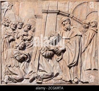 CATANE, ITALIE - 7 AVRIL 2018 : le relief baroque sculpté de la vie de Saint Benoît (avec le roi Totila d'Ostrogoths) Banque D'Images