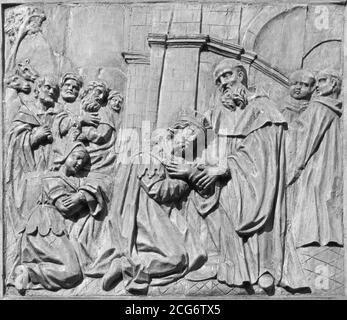 CATANE, ITALIE - 7 AVRIL 2018 : le relief baroque sculpté de la vie de Saint Benoît (avec le roi Totila d'Ostrogoths) Banque D'Images