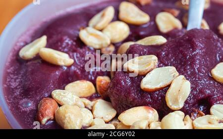 Açaí congelado com guará ( açaí congelado com guarana ). Cuisine brésilienne. Banque D'Images