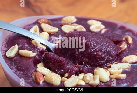 Açaí congelado com guará ( açaí congelado com guarana ). Cuisine brésilienne. Banque D'Images