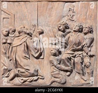 CATANE, ITALIE - 7 AVRIL 2018 : le relief baroque sculpté de la vie de Saint Benoît (guérison d'un garçon de lèpre) sur la porte de l'église . Banque D'Images