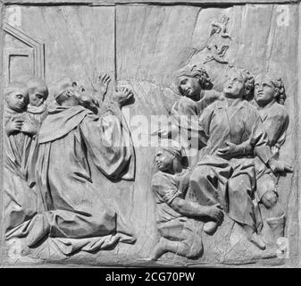 CATANE, ITALIE - 7 AVRIL 2018 : le relief baroque sculpté de la vie de Saint Benoît (guérison d'un garçon de lèpre) sur la porte de l'église . Banque D'Images