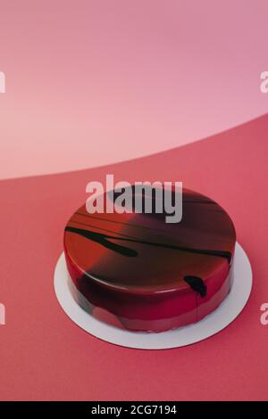 Gâteau de velours rouge chocolat fait maison sur fond rose Banque D'Images