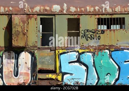 Les anciennes wagons de la RENFE espagnole ont été abandonnés dans la gare de Canfranc, dans le nord de l'Espagne. Banque D'Images