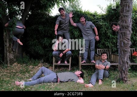 Prise de vue en exposition multiple d'un homme dans un jardin, France Banque D'Images