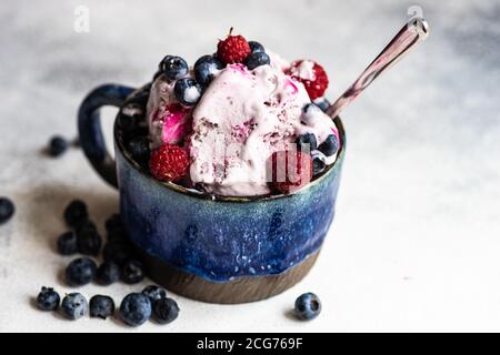 Dessert d'été avec crème glacée, bleuets, framboises et myrtilles Banque D'Images