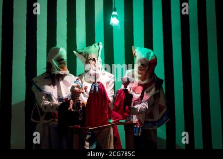 Un spectacle de marionnettes en direct montrant l'histoire de Jésus et de Barrabas par l'artiste Spartacus Chetwynd, sélectionné pour le prix Turner 2012, à Tate Britain à Londres. Banque D'Images