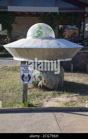 extra-terrestre vert étranger ovni sur le sol volant soucoupe Banque D'Images