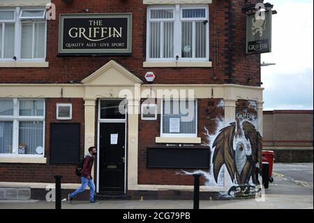 Bolton, Lancashire, 9 septembre 2020. Les habitants de Bolton sont confrontés aujourd'hui à leur première journée complète d'un nouveau verrouillage plus strict. Les pubs, les bars et les restaurants ne sont autorisés qu'à servir un service à emporter, alors qu'il n'est pas permis de rencontrer quelqu'un de l'extérieur de votre famille. Le pub Griffin sur Great Moor Street, Bolton est fermé en raison des nouvelles restrictions. Crédit: Paul Heyes/ Alamy Live News Banque D'Images