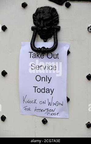 Bolton, Lancashire, 9 septembre 2020. Les habitants de Bolton sont confrontés aujourd'hui à leur première journée complète d'un nouveau verrouillage plus strict. Les pubs, les bars et les restaurants ne sont autorisés qu'à servir un service à emporter, alors qu'il n'est pas permis de rencontrer quelqu'un de l'extérieur de votre famille. Panneau sur la porte de Ye Olde Man et Scythe pub, le plus ancien de Bolton, qui est ouvert pour les boissons à emporter pendant une journée seulement. Crédit: Paul Heyes/ Alamy Live News Banque D'Images