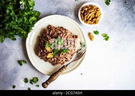 Plat traditionnel de haricots de lobio géorgien avec noix et coriandre Banque D'Images