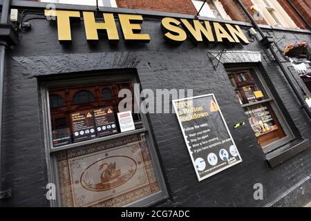 Bolton, Lancashire, 9 septembre 2020. Les habitants de Bolton sont confrontés aujourd'hui à leur première journée complète d'un nouveau verrouillage plus strict. Les pubs, les bars et les restaurants ne sont autorisés qu'à servir un service à emporter, alors qu'il n'est pas permis de rencontrer quelqu'un de l'extérieur de votre famille. Le pub Swan sur Bradshawgate a fermé en raison des nouvelles restrictions. Crédit: Paul Heyes/ Alamy Live News Banque D'Images