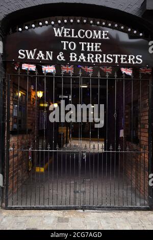 Bolton, Lancashire, 9 septembre 2020. Les habitants de Bolton sont confrontés aujourd'hui à leur première journée complète d'un nouveau verrouillage plus strict. Les pubs, les bars et les restaurants ne sont autorisés qu'à servir un service à emporter, alors qu'il n'est pas permis de rencontrer quelqu'un de l'extérieur de votre famille. Le pub Swan sur Bradshawgate a fermé en raison des nouvelles restrictions. Crédit: Paul Heyes/ Alamy Live News Banque D'Images