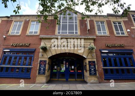 Bolton, Lancashire, 9 septembre 2020. Les habitants de Bolton sont confrontés aujourd'hui à leur première journée complète d'un nouveau verrouillage plus strict. Les pubs, les bars et les restaurants ne sont autorisés qu'à servir un service à emporter, alors qu'il n'est pas permis de rencontrer quelqu'un de l'extérieur de votre famille. Le pub Spinning Mule, Nelson Square, a fermé en raison des nouvelles restrictions. Crédit: Paul Heyes/ Alamy Live News Banque D'Images