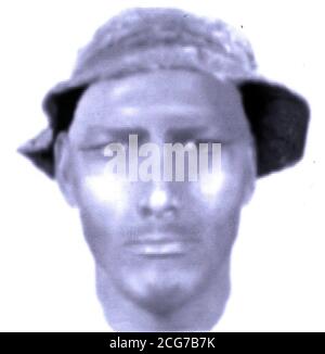 West Midlands police (CCTV) des images non daté de l'homme voulu dans le cadre d'une série de vols armés.Les détectives ont appelé à l'aide pour chasser le voleur armé en série qui porte un chapeau de disquettes distinctif.* ... pendant les raids sur les banques et les sociétés de bâtiment.Le raider a frappé les banques et les sociétés de construction de Dudley, Bloxwich, Cradley Heath, Bilston, Blackheath,Tous les West Midlands, et dans une succursale de la Staffordshire Building Society à Wellington, Shropshire.Le voleur, qui s'est échappé avec des milliers de livres après avoir menacé les caissiers avec un pistolet noir, descend Banque D'Images
