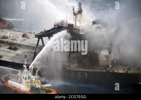 Colombo, Sri Lanka. 9 septembre 2020. Les bateaux-pompiers éteignent le feu du pétrolier MT New Diamond dans les mers au large de la côte est du Sri Lanka, le 8 septembre 2020. La marine sri lankaise a déclaré mercredi qu'un incendie qui s'était rallumé lundi à bord du pétrolier MT New Diamond a été maîtriné et que le navire en détresse a été remorqué plus loin vers des eaux sûres par un remorqueur. (Médias de la Force aérienne du Sri Lanka/document via Xinhua) Credit: Xinhua/Alay Live News Banque D'Images