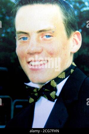 Photo de Jimmy Hynard, âgé de 16 ans, de Winchester, deux mois avant de se poignarder dans la poitrine avec une paire de ciseaux devant son père en août 2001, l'enquête à Winchester a entendu le mercredi 27 février 2002. Banque D'Images