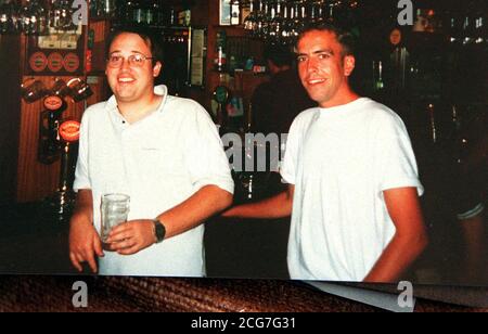 Non daté collectez la photo de Gary Sutton (à gauche) 24 de Bath et Mike Lewis, 25, de Bristol, qui sont considérés comme morts dans le feu de routards à Childers, en Australie. Les procureurs entamera leurs déclarations de clôture dans le procès pour meurtre de Robert long. Long, le préparateur de fruits de 38 ans, est accusé de commencer l'incendie dans lequel Banque D'Images