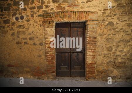 Porte d'entrée d'une maison à Montalcino en Toscane, Italie Banque D'Images