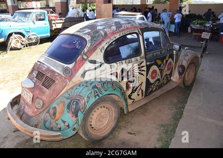 volkswagen bug car hippie car tous peints 1970 volkswagem bug Banque D'Images